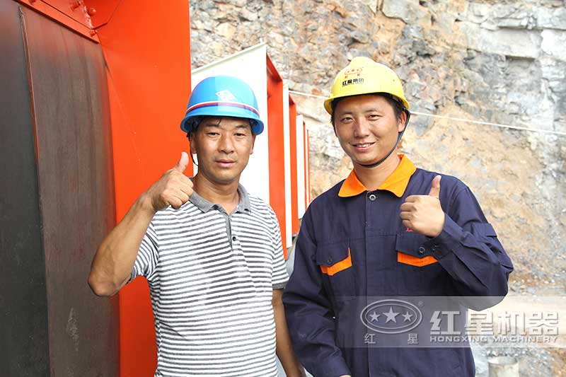 红星工作人员与客户在现场